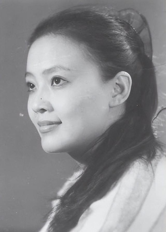 张兰承认有1事瞒了汪小菲20多年,大S走后不到一个月,她和盘托出