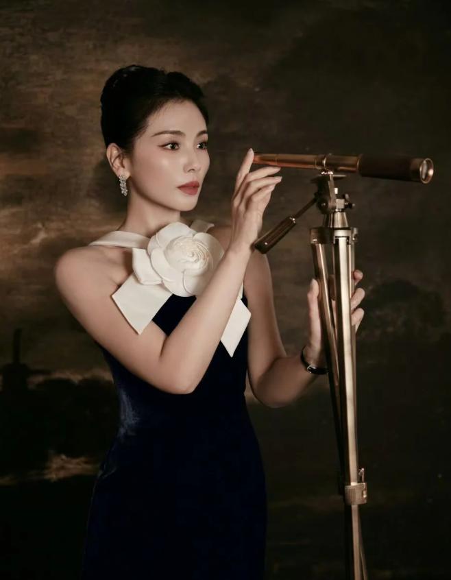 不靠发型遮丑，贴头皮封神 这五位骨相女星，露额露顶照样艳压群芳