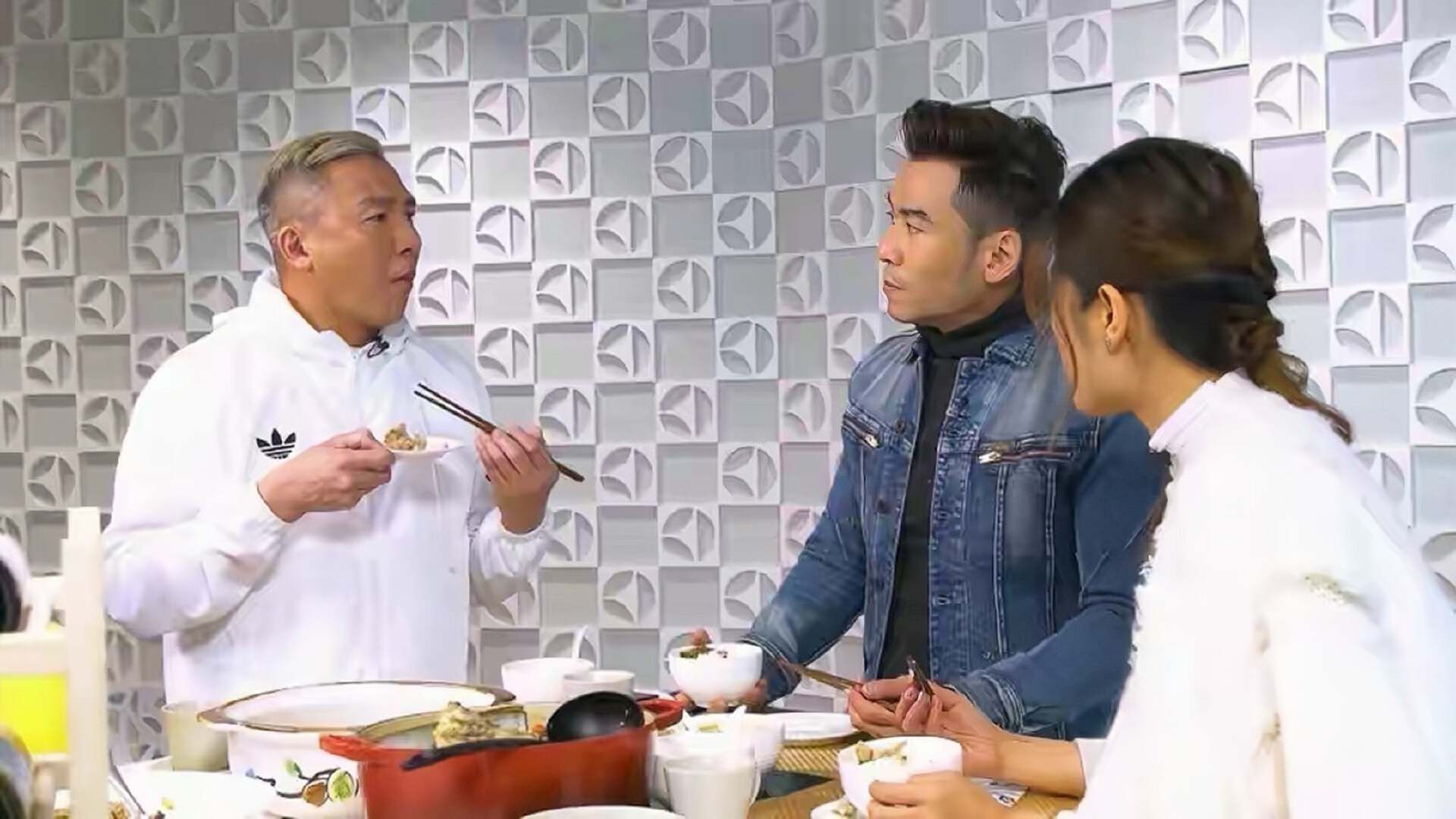 香港知名演员感情状况成谜，和同性好友传绯闻，因得罪高层遭雪藏