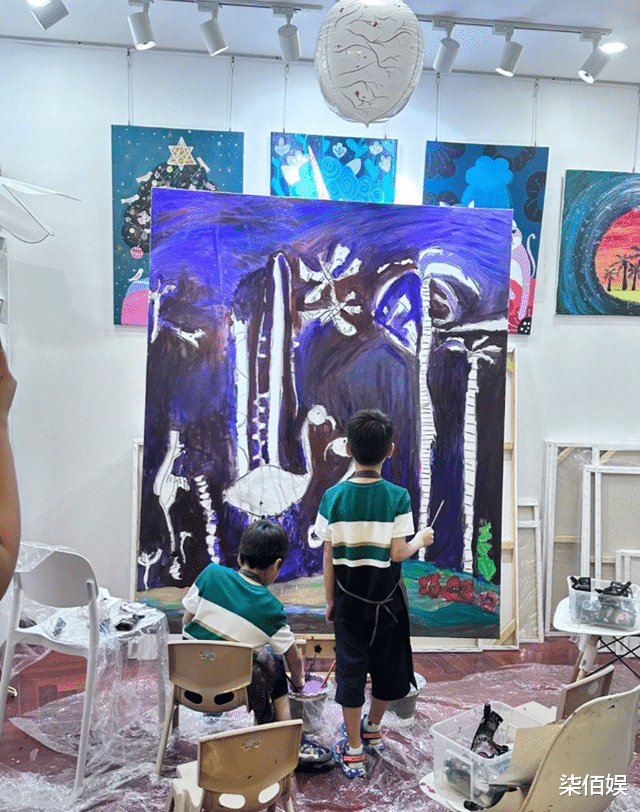 李思思带孩子比利时过暑假,坐姿好优雅,两个儿子光看背影就很帅