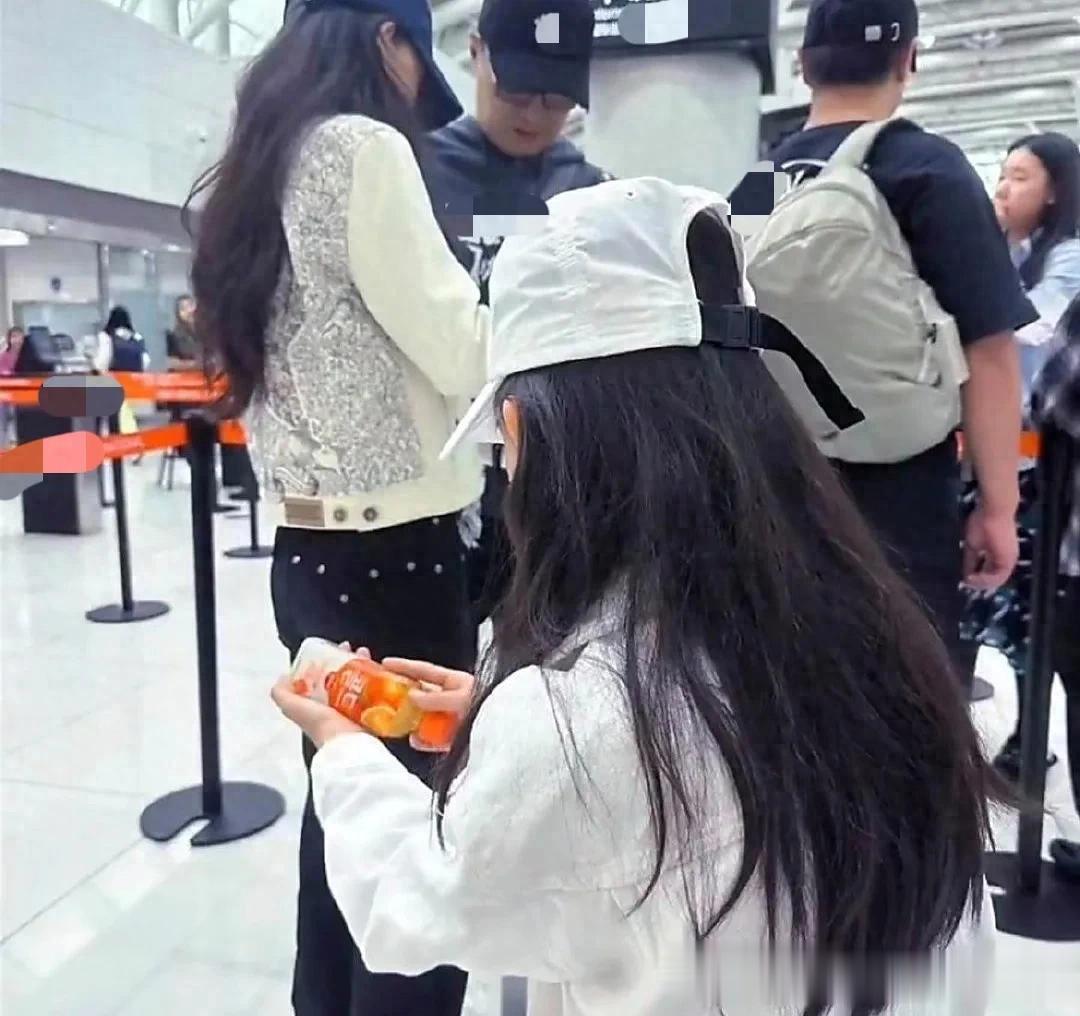 汪峰和女友森林北现身机场,当众拥抱秀恩爱,完全不怕被路人偷拍