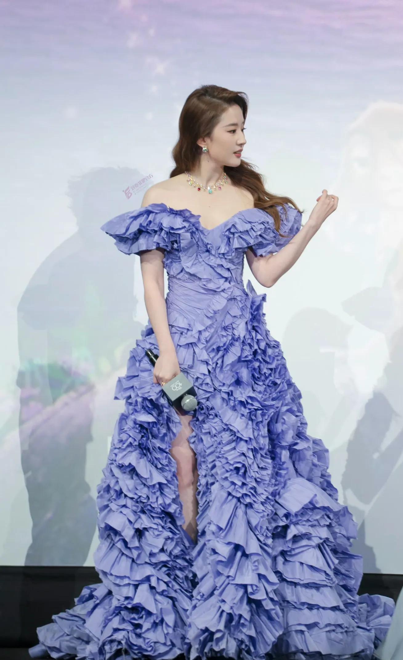 刘亦菲紫色礼服,长腿迷人