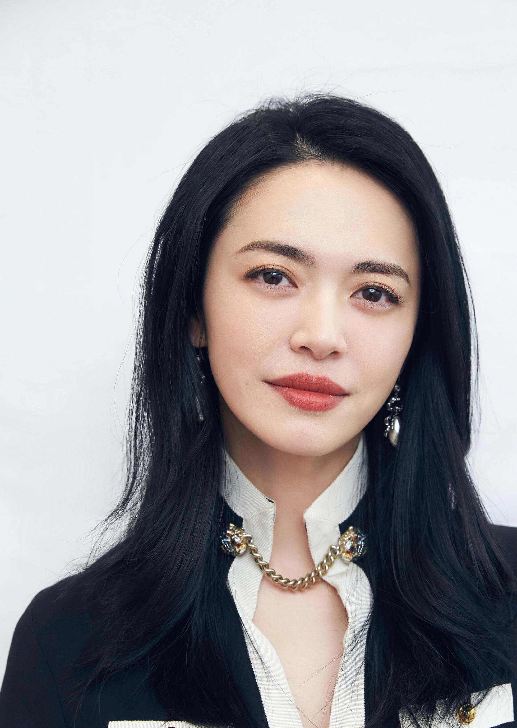 姚晨请朋友吃饭,吃完就走服务员追出门要钱,姚晨的反应亮了