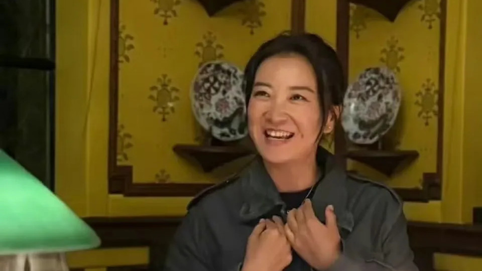 贾玲上海滩千元餐厅庆生贵妇气场拉满，又瘦了好多但亲和力依旧