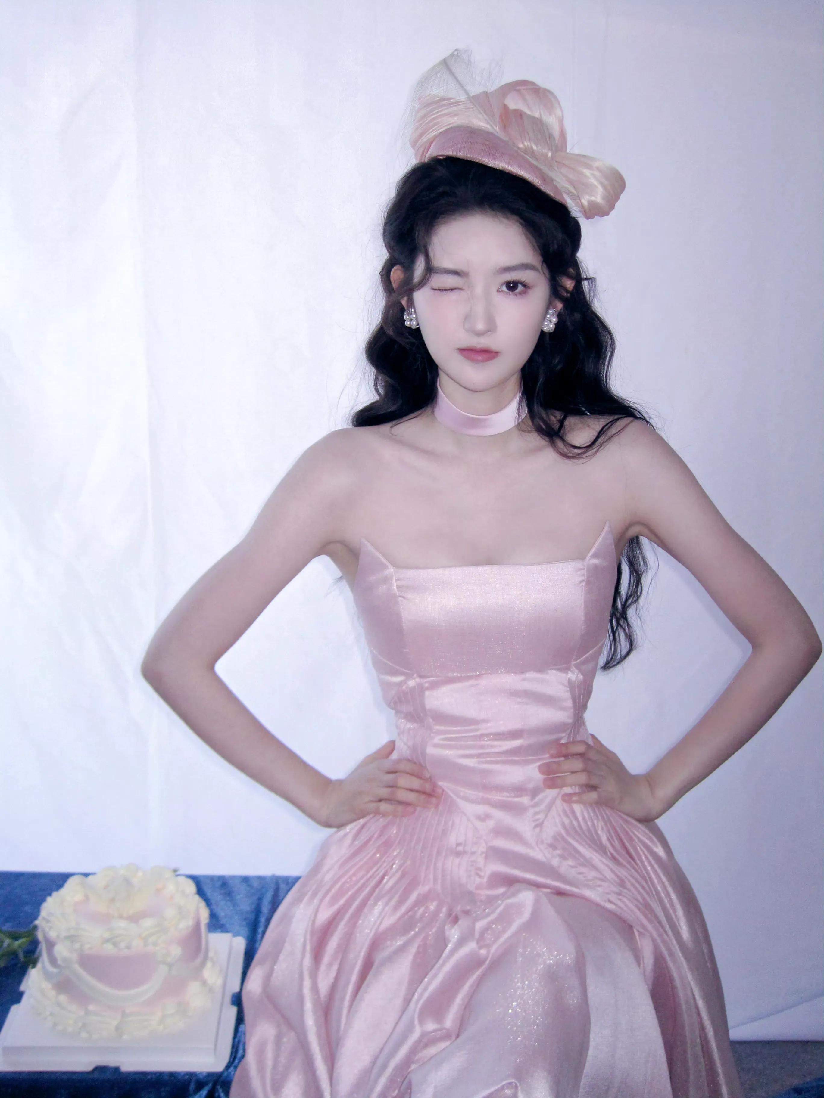 王玉雯性感粉色抹胸裙