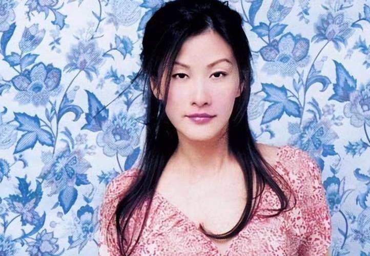 差点嫁给“香港财神爷”，她咋从TVB“花旦”混成了教培老师？