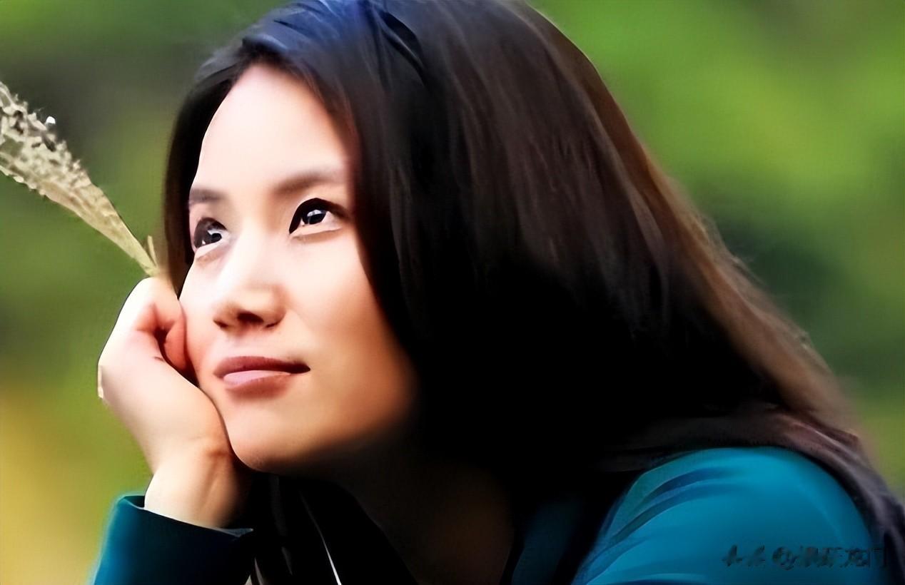 陈思诚爱她，王凯陪伴着她，41岁的她活成了人人羡慕的大女主！