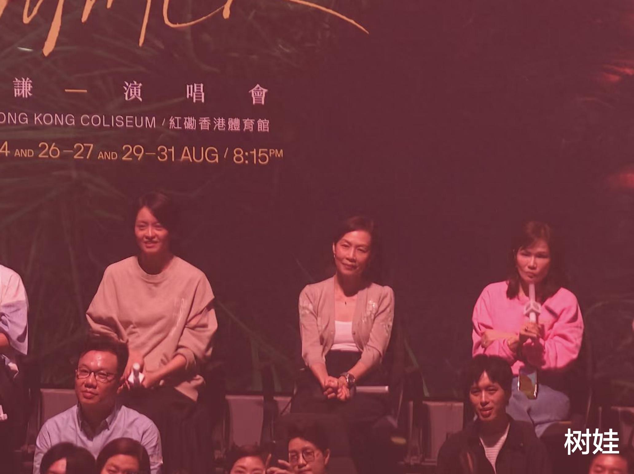 56岁彭羚现身看演唱会,同框梁咏琪气质温婉,长年练禅柔身材匀称