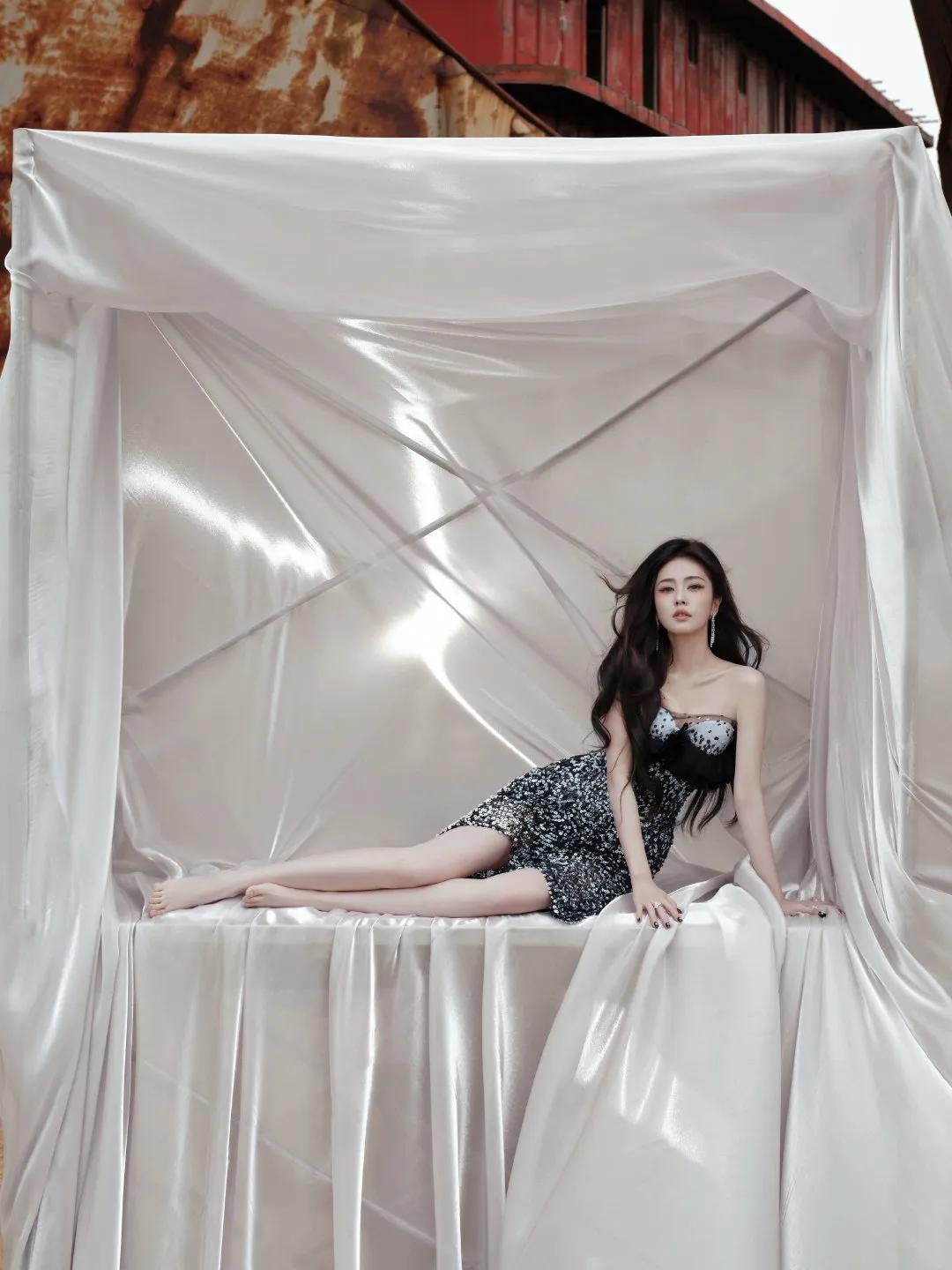 白鹿 一袭Ulyana Sergeenko 2025春夏高级定制系列礼服即将亮相