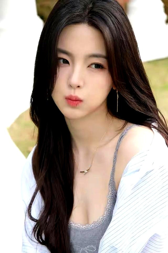 杨超越肉感美身材引热议,27岁身材变化背后的健康审美思考