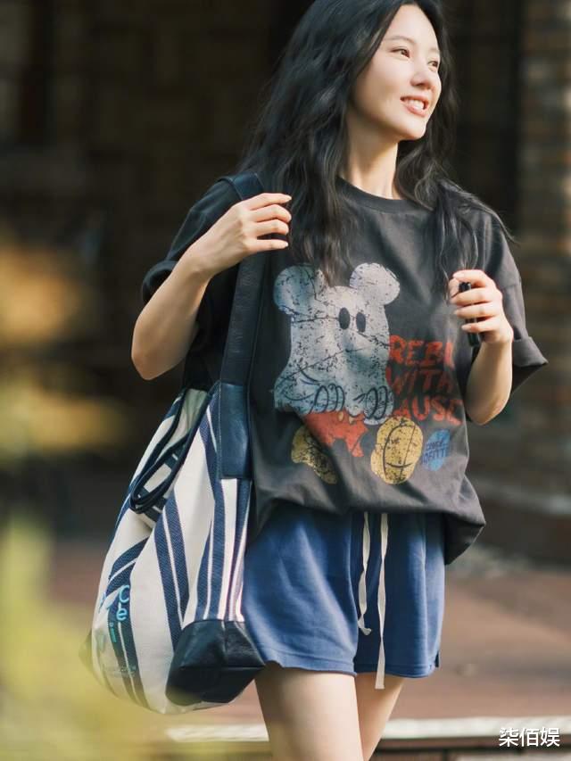 杨子姗吴中天一起陪女儿,一家三口住大别墅,地板一尘不染真干净