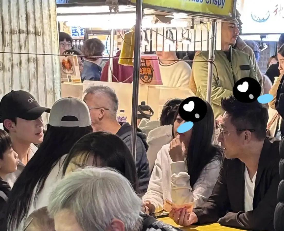 汪小菲带儿女吃路边摊！阿姨司机同坐一桌好热闹，玥儿很黏马筱梅