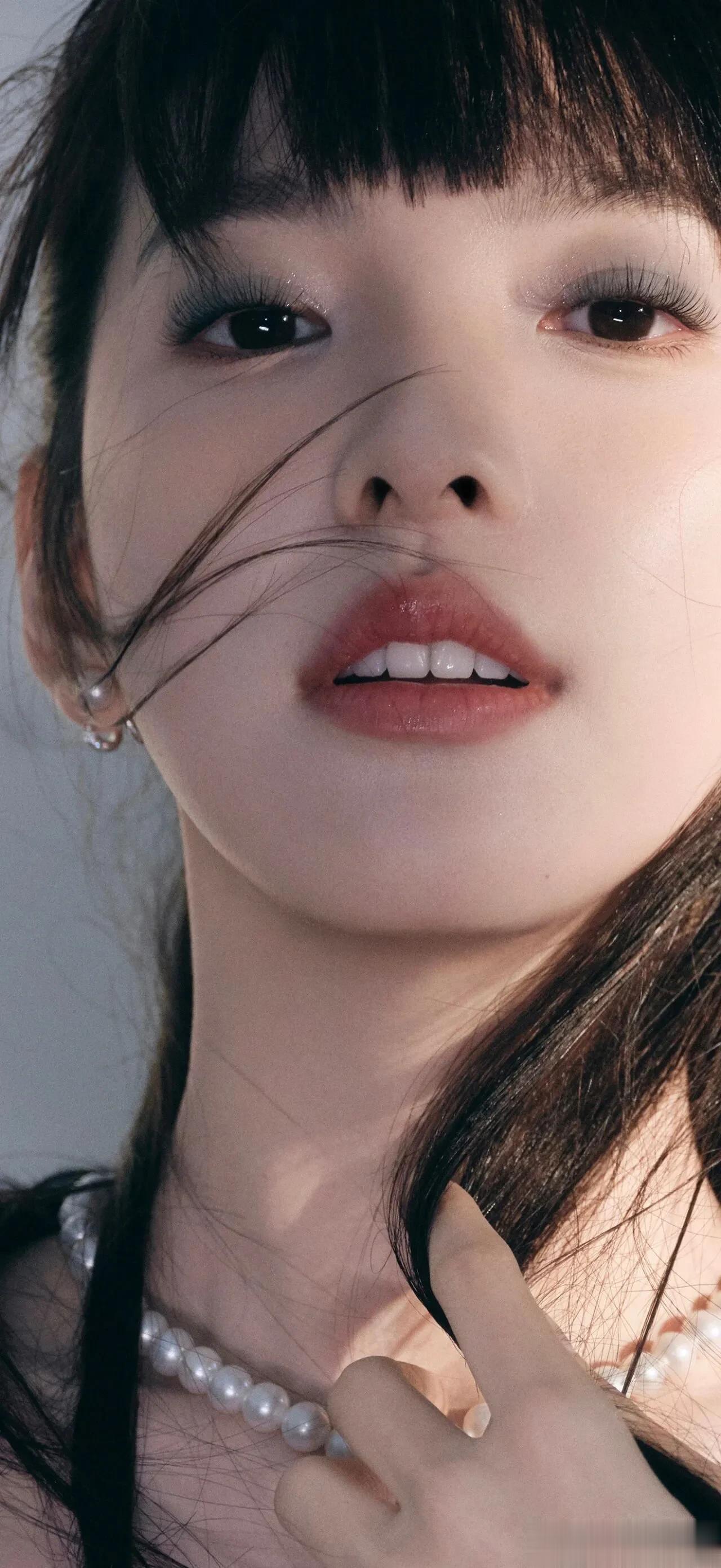 章若楠的“甜酷反差”：牛仔裙软萌，皮裙飒爽，事业持续高光