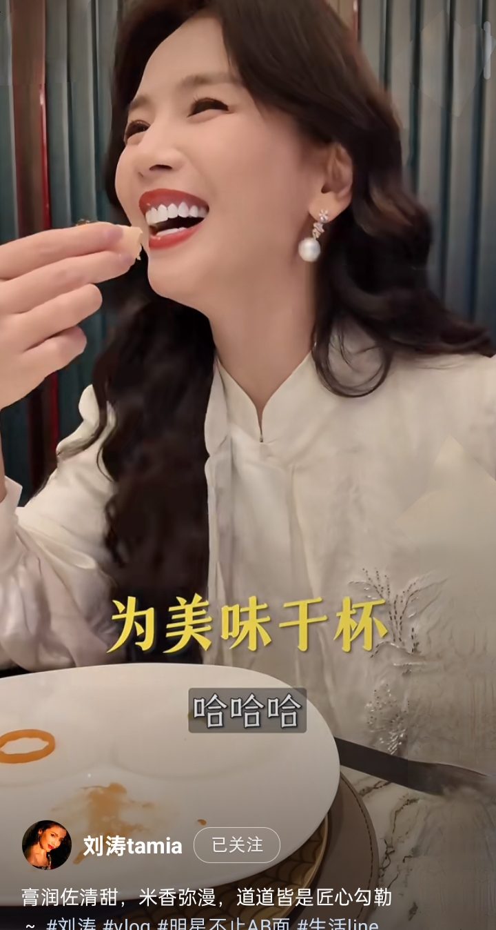 刘涛探店品美食,一袭白裙尽显优雅气质