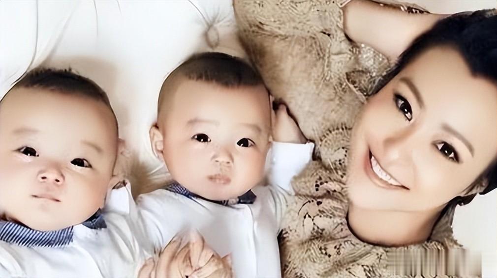 与刘烨离婚5年后,她独自带着双胞胎儿子生活,郝蕾如今后悔吗?