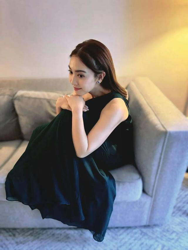 TVB前当家花旦晒与老公亲密合照,续约大台,网民期待复出