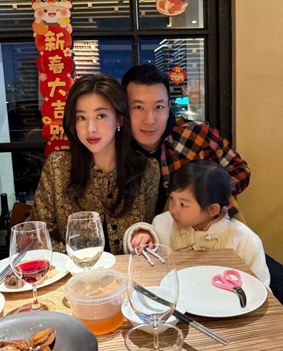 朱珠看房笑容满面！花千万买豪宅新家布置好有品，一家三口很满意