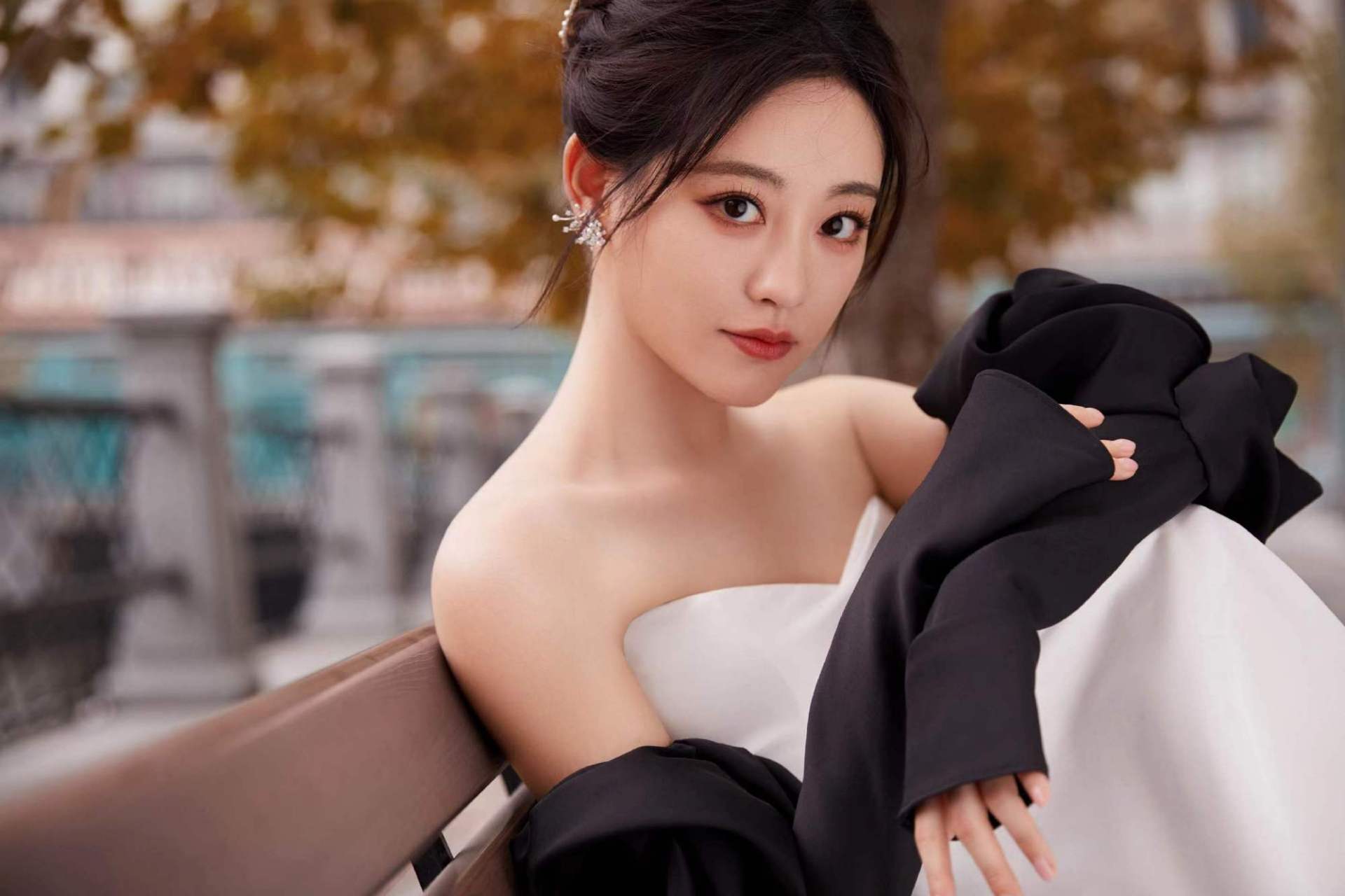 祝绪丹发文告别嘉行，迪丽热巴是否续约被讨论，嘉行未来何去何从