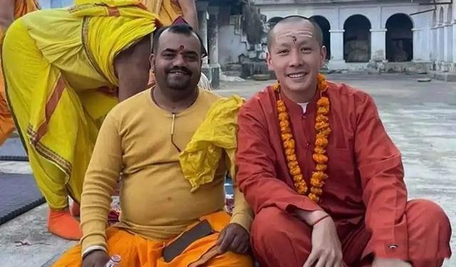 43岁港星印度出家惹争议，被嘲只是想改运，出道22年一直不火