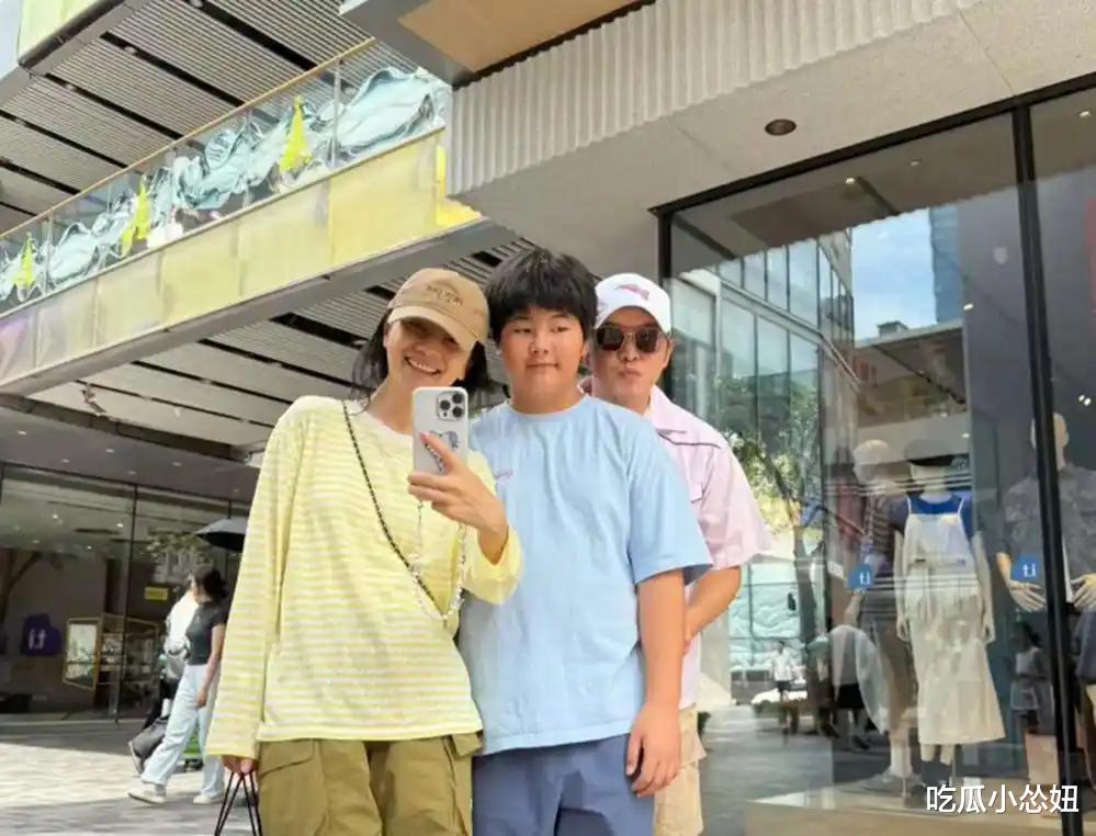 胡可一家四口逛街,沙溢瘦成年轻时的白展堂,14岁安吉又高又帅