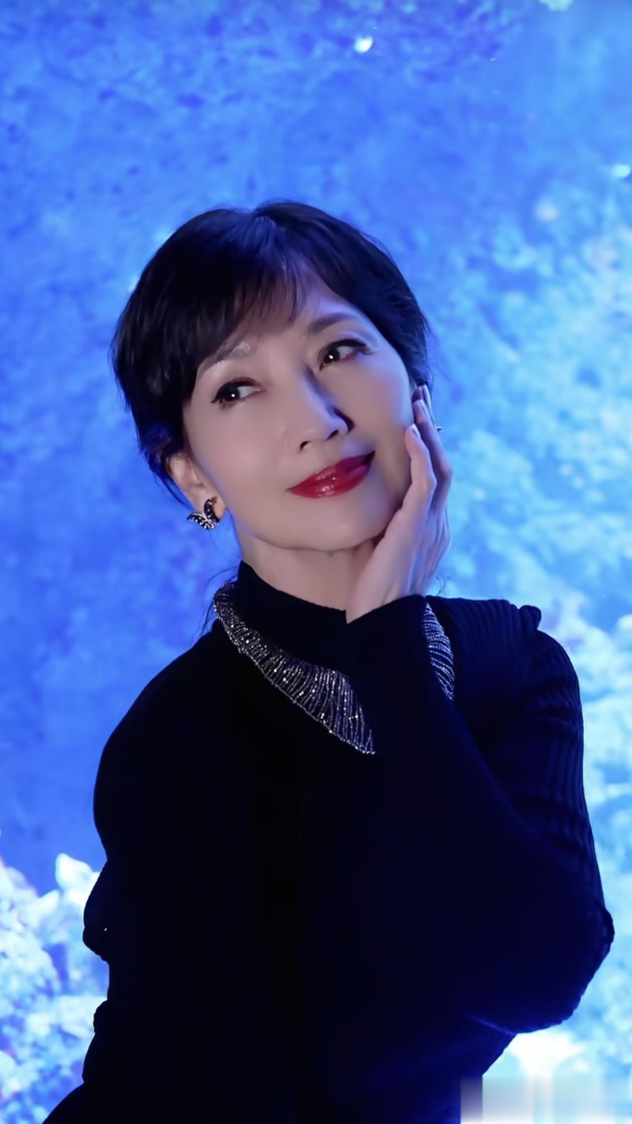 72岁赵雅芝最新穿搭:低马尾+黑色露背裙,勾勒好身材,美得像50