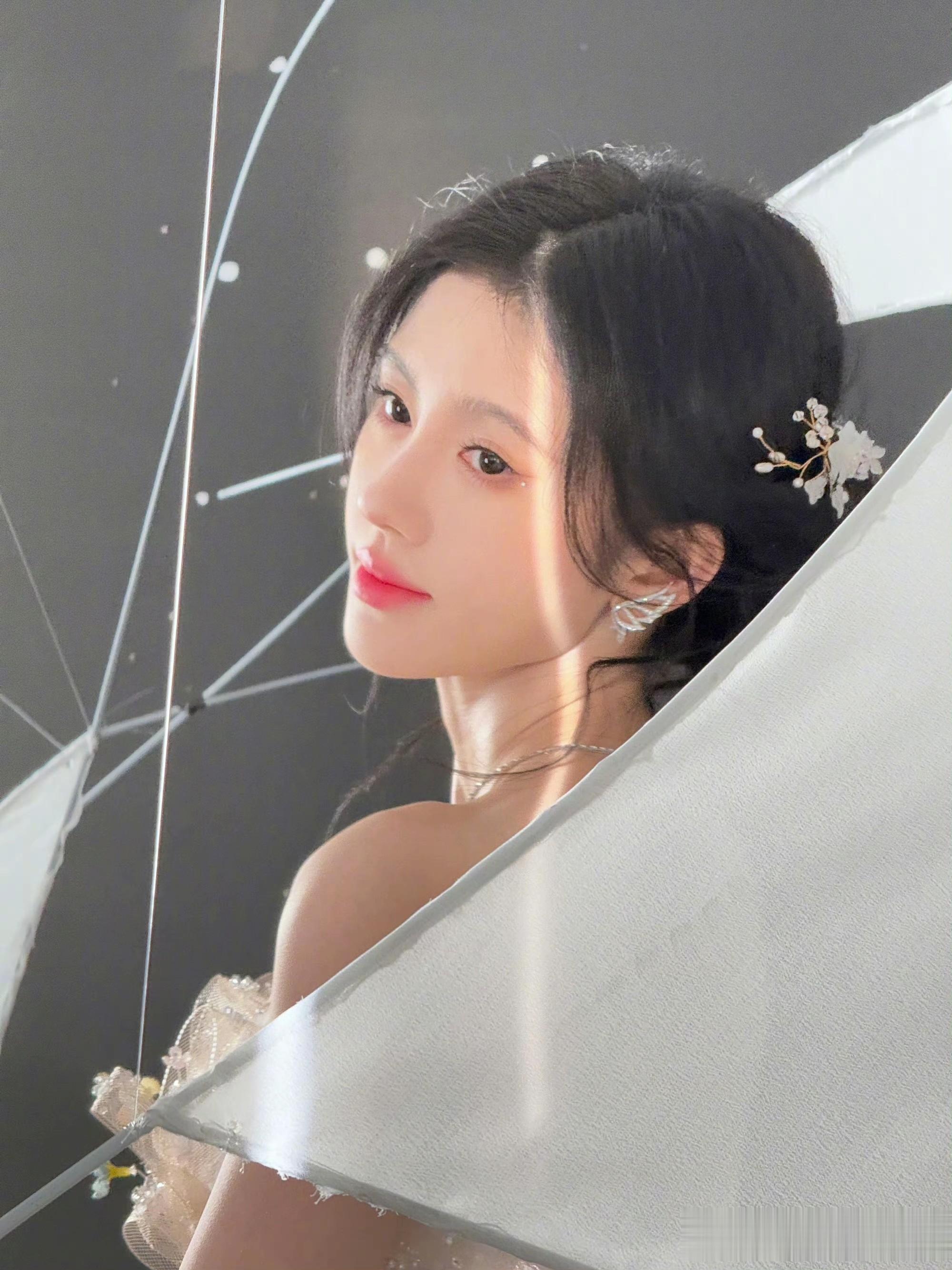 鞠婧祎:月光碎钻间的纱裙仙踪