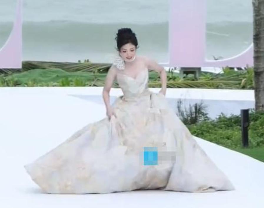 红毯一团乱！代露娃连摔3次,杨幂成雪饼,张予曦吹成\海胆\