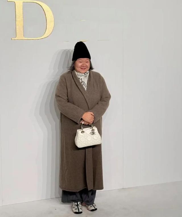 64岁洪晃在北京参加迪奥活动,穿搭一言难尽,像农村慈祥老太太
