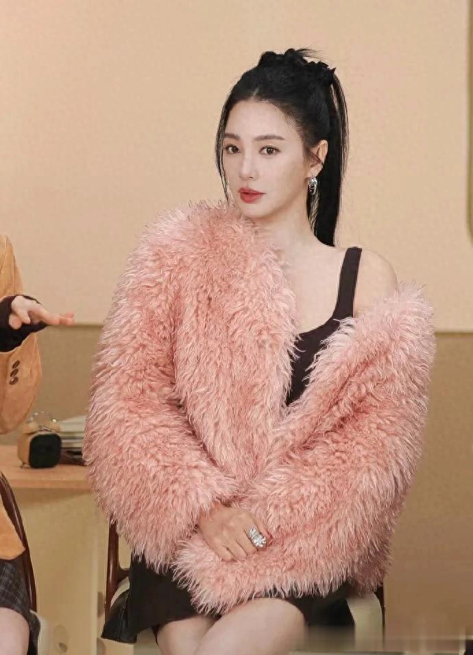 张雨绮终于换风格！穿粉色皮草+皮短裙，减龄又高级！