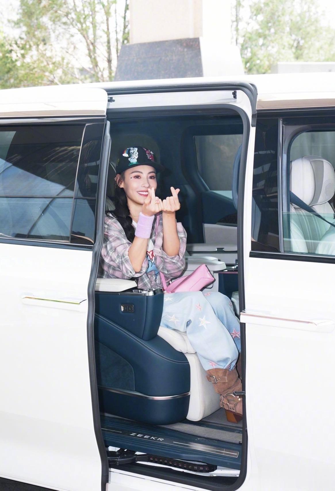 又是被张柏芝美哭的一天!格子衬衫搭配印花牛仔裤,状态好到发光