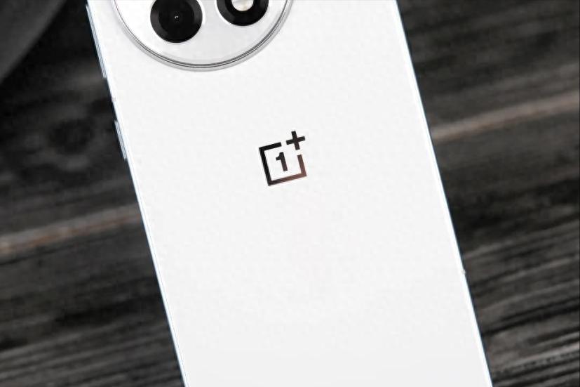 一加更激进了,骁龙8至尊+耐摔直屏+6100mAh,国补后售价亲民