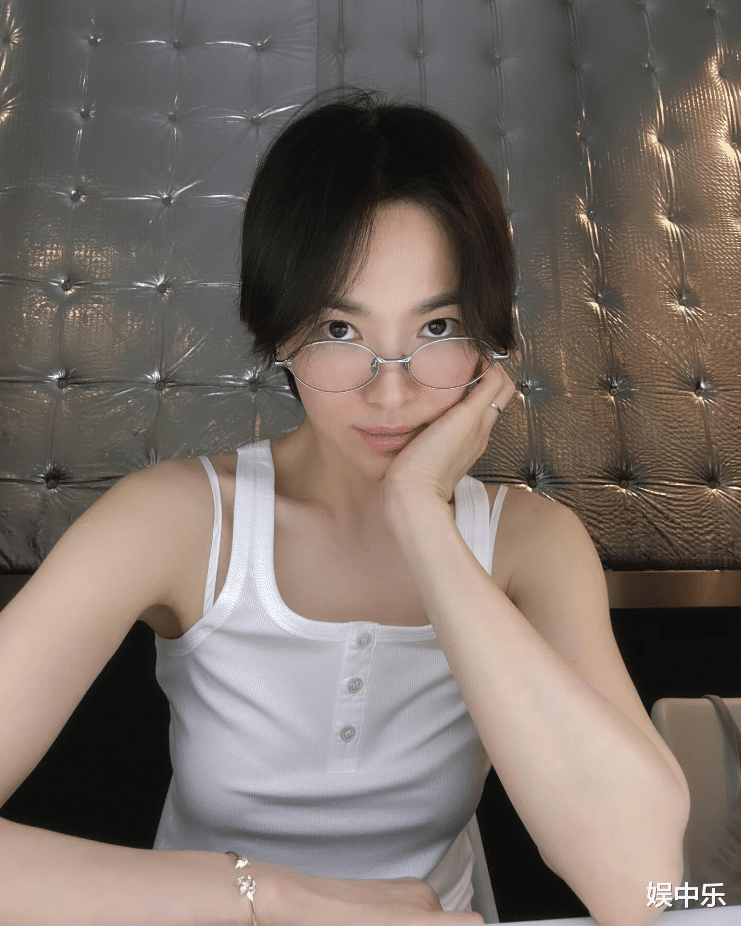 43岁宋慧乔短发新造型 纤瘦身形引网友惊叹“美了一辈子”