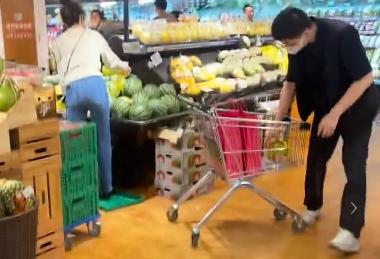 39岁姜妍与老公逛超市被偶遇!网友直呼：宋丹丹当媒人牵线太靠谱