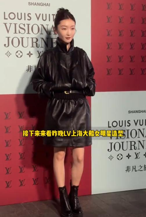 刘亦菲近况曝光,生图眼肿脸煞白沧桑,拿6W包现身舞剧瘦成皮包骨