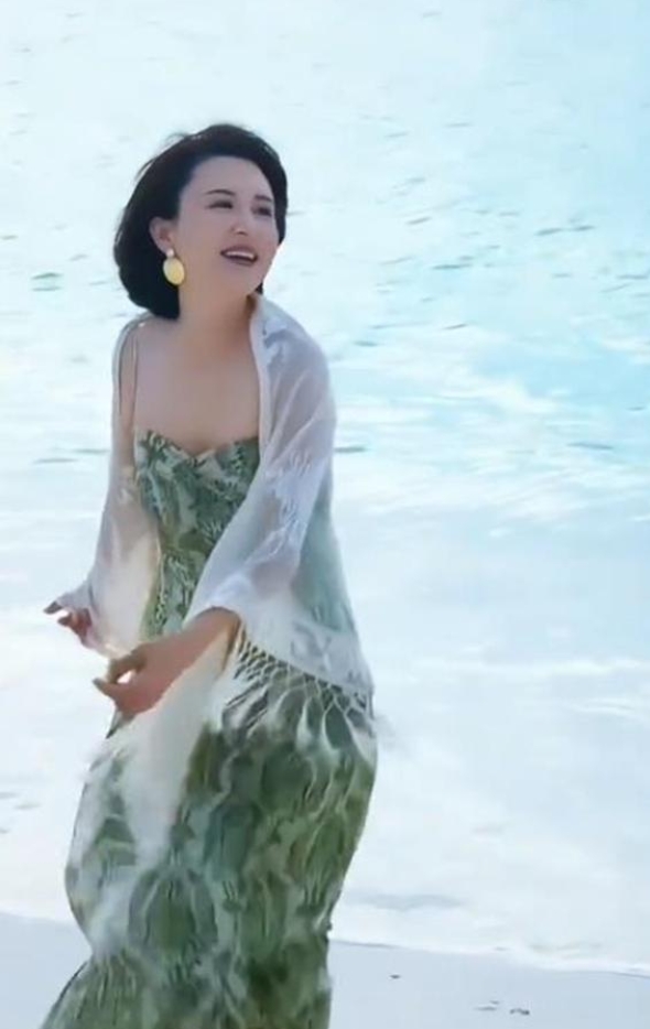 46岁张蕾晒海边度假照！吊带裙造型惊艳，腋下管理太绝了