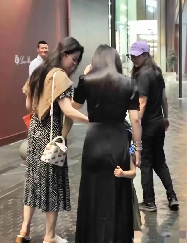 朱珠41岁生日全家福曝光!刘亦菲低调庆生,真实身材引爆审美革命