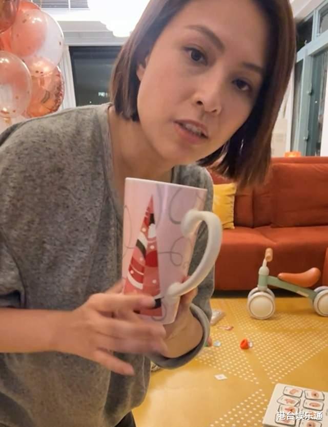 前港姐亚军穿破洞睡衣直播？本人回应：为践行环保，我穿了它15年