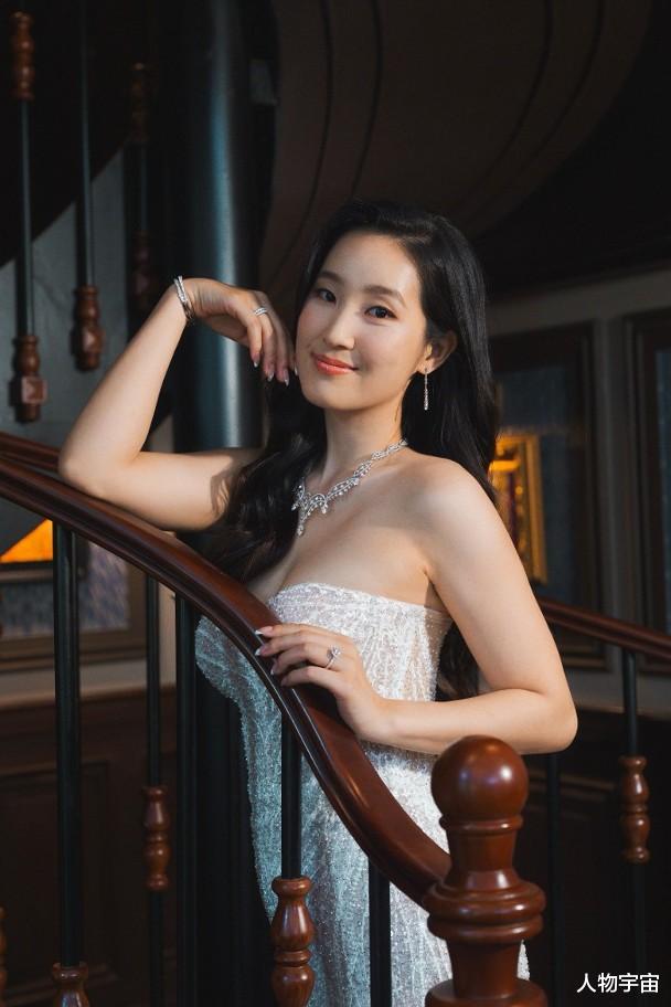 温哥华最上镜小姐过大礼,贵货摆满客厅排场大,男友系金融界富商