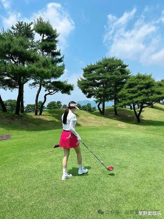 金泰熙被目睹与三星副社长一起打高尔夫，两人相谈甚欢关系亲密