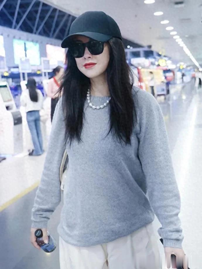 朱珠机场私服真时髦！穿灰色毛衣+白色阔腿裤，简约又高级！