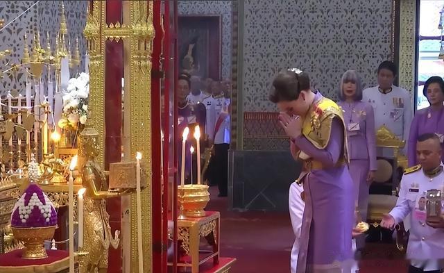 苏提达47岁生日亮相，黄金披肩海蓝宝耳环，小主团全体红装跟随