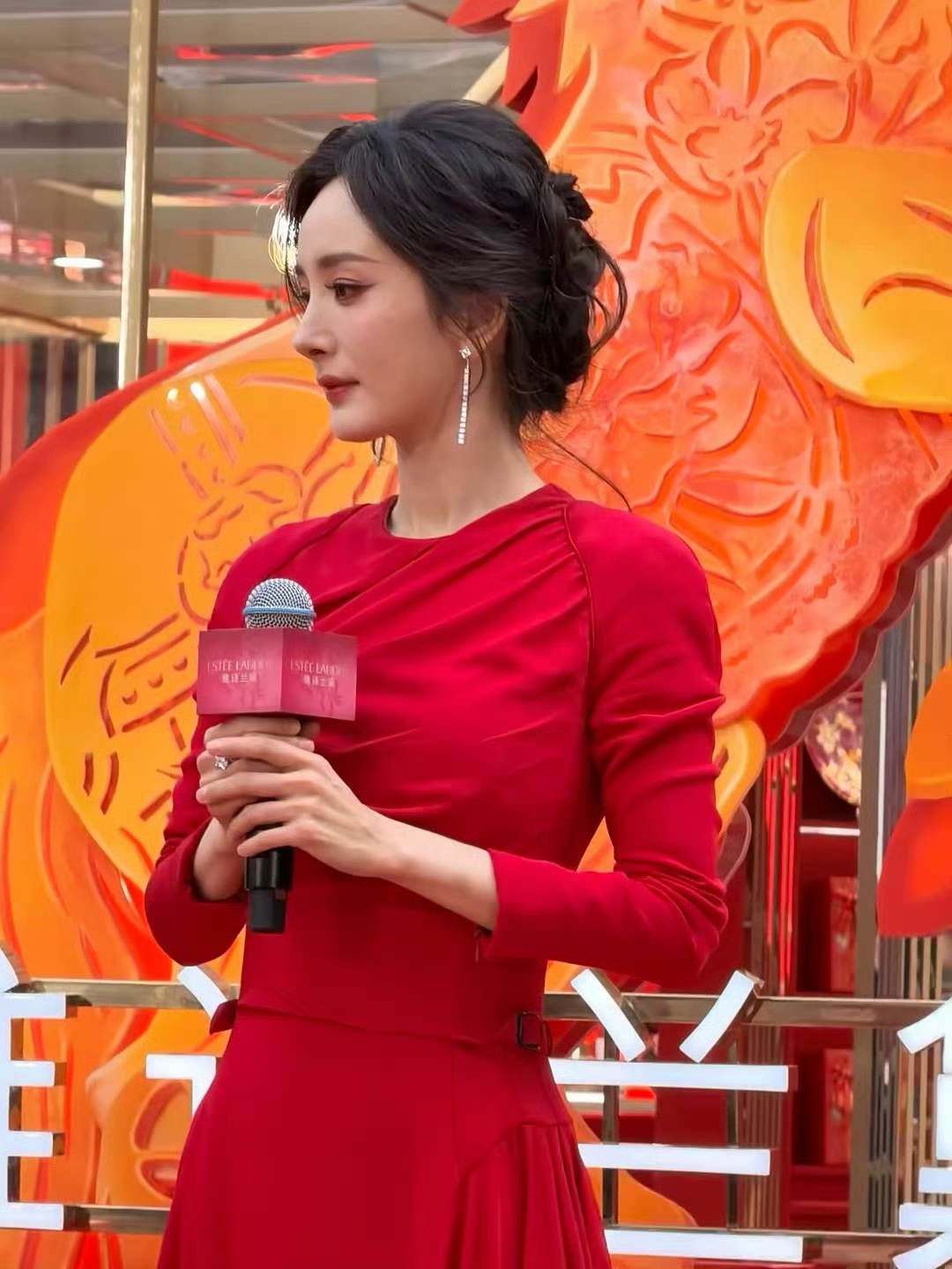 太美了太美了！杨幂深圳出席线下活动，一袭红裙盘发，优雅又大气