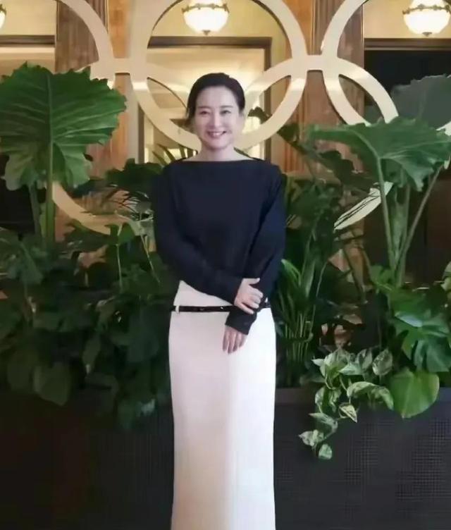 贾玲最新近照曝光!网友震惊:这才是健康的身材,瘦身期太不真实