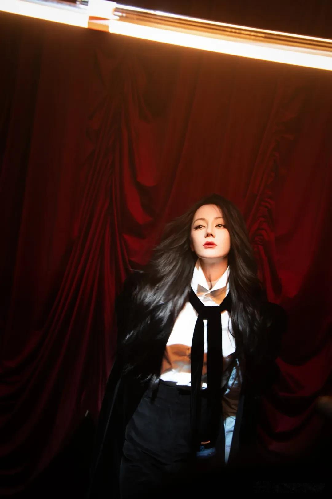 女星迪丽热巴《时尚芭莎》金九封面大片，权威美貌演绎无限可能