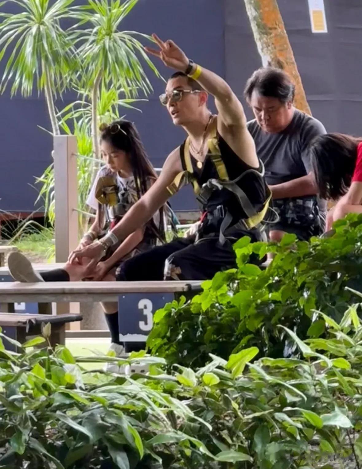 戚薇一家度假被拍，11岁Lucky颜值逆袭，精致模样超妈妈当年