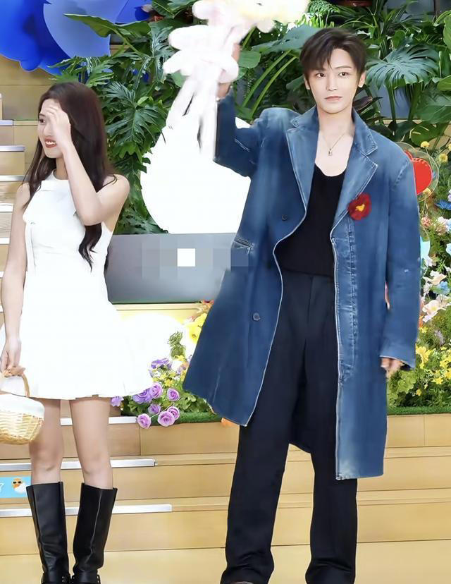 卢昱晓亮相活动,白衬衫牛仔裤清新造型,笑容牙龈略显抢眼!