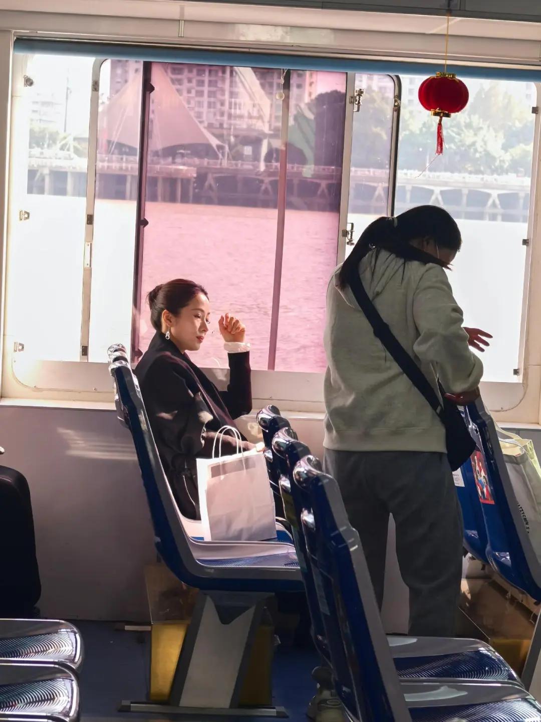 江一燕温州街头被偶遇，穿短裙腿被冻到黑紫，脸馒化到差点认不出