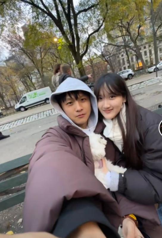 小李琳晒与俩女儿合照，22岁大女儿早已恋爱，和男友接吻画面曝光