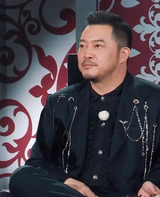 47岁黄晓明晒腹肌照惊呆网友！从油腻到型男，中年男星身材内卷太狠了