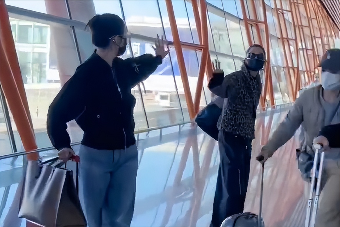 大难临头各自飞？机场被粉丝追，佟丽娅毫不犹豫＂出卖＂辛芷蕾